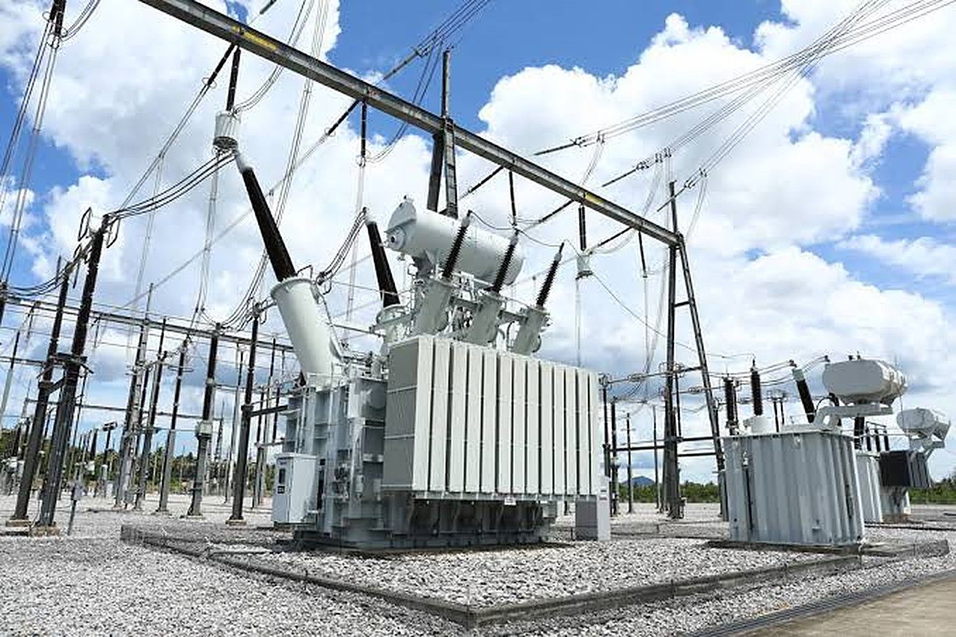 Subestación eléctrica con transformadores y seccionadores vista desde el patio de maniobras