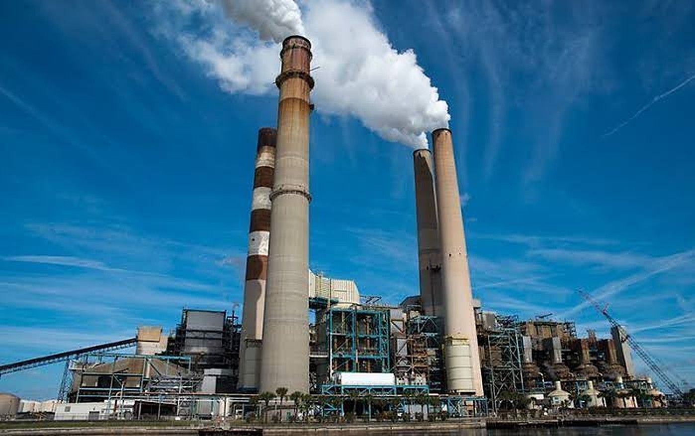 Central de generación eléctrica con sus chimeneas y estructuras de proceso