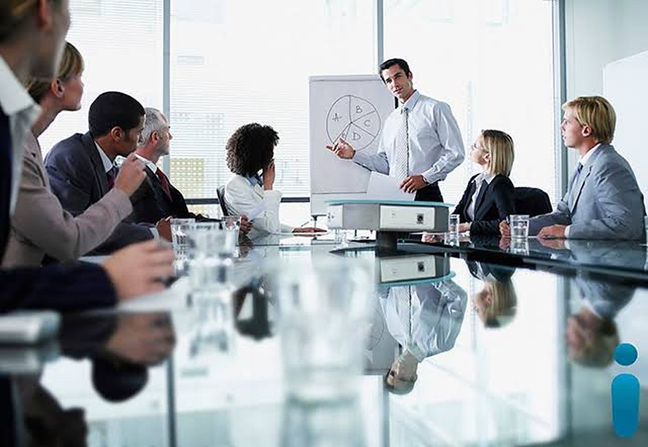 Reunión de trabajo en una sala de juntas durante una presentación con rotafolio